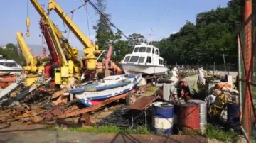 Second Hand Marine Equipment Totally Enclosed Used Fiberglass Lifeboat with Davit1