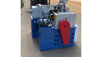 Thread rolling machine