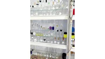 Perfume bottles sample display