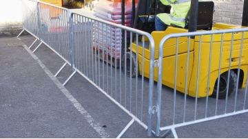 Fence outside  temporary crowd control barrier for sale1