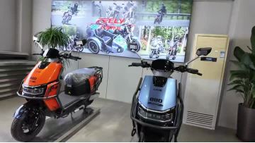 electric scooter has a sporty and fashionable appearance