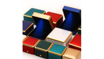 Hanhong wholesale custom plastic spray painted jewelry packaging box square luxury necklace ring led jewelry box1