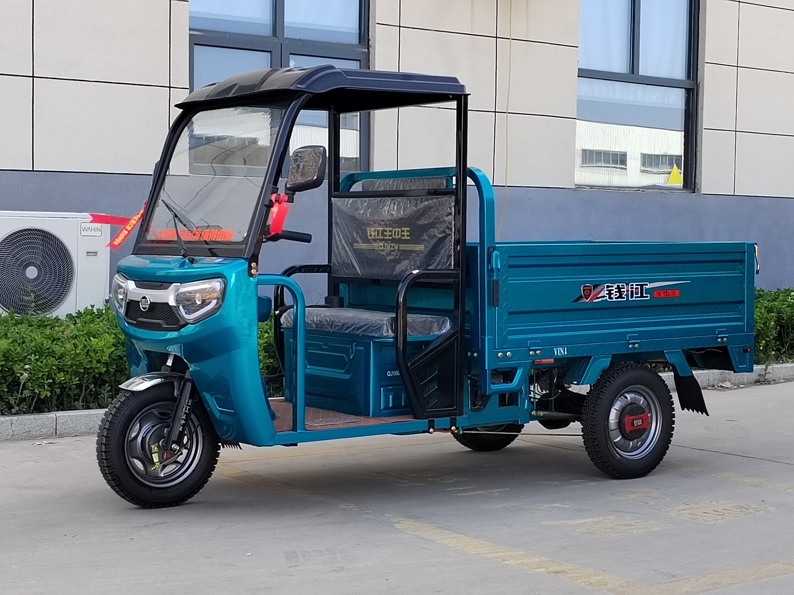 Luxury simple shed electric vehicle