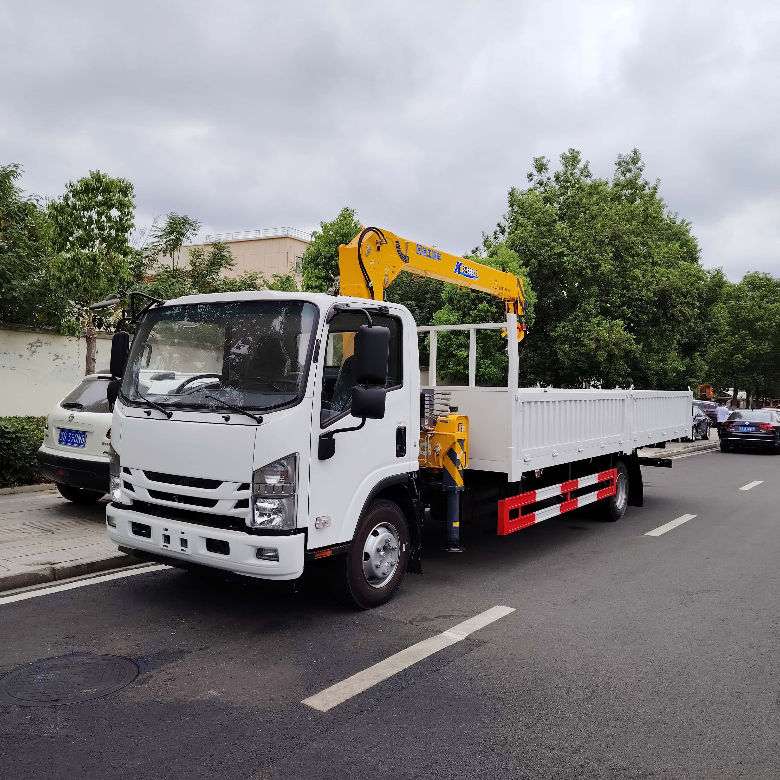 ISUZU truck with crane