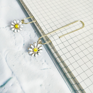 TUTU 5Pcs/box Daisy flower Bookmark Paper Clip Metal Material Bookmarks for Book Stationery School Office Supplies H0338