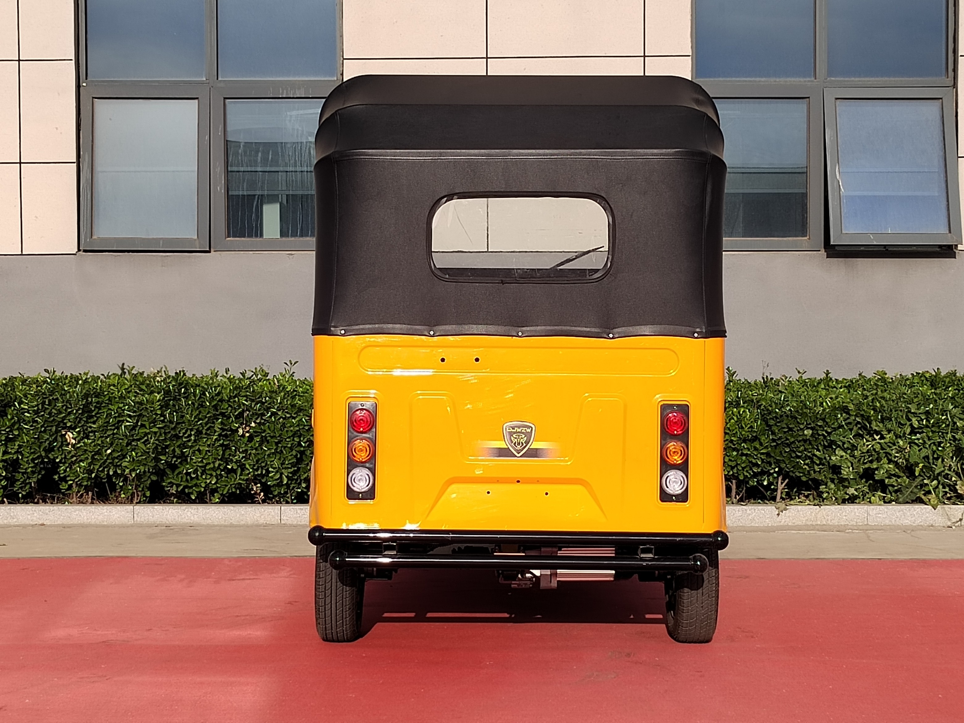 A 1.25-meter double-row Dudu passenger electric vehicle