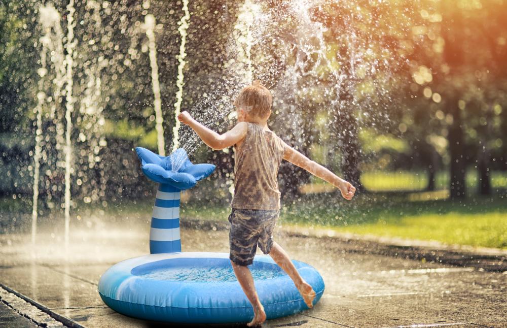 Children's inflatable spray pool in coconut tree shape