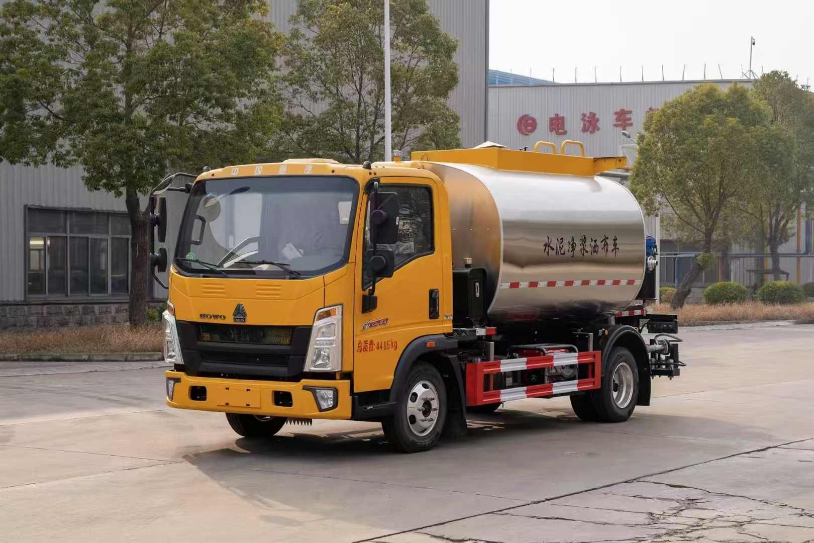 Heavy  HOWO Asphalt Distributor Trucks.png