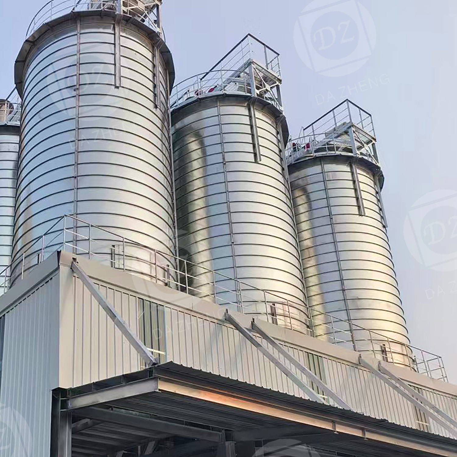 Floor-standing steel plate silo for finished feedstuffs