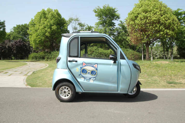 Fully enclosed electric vehicle