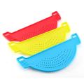 Creative Plastic Drain Basket Wash Rice Filter Leakproof Baffle Kitchen Gadget Pot Side Drainer Drainer New Colanders Tools