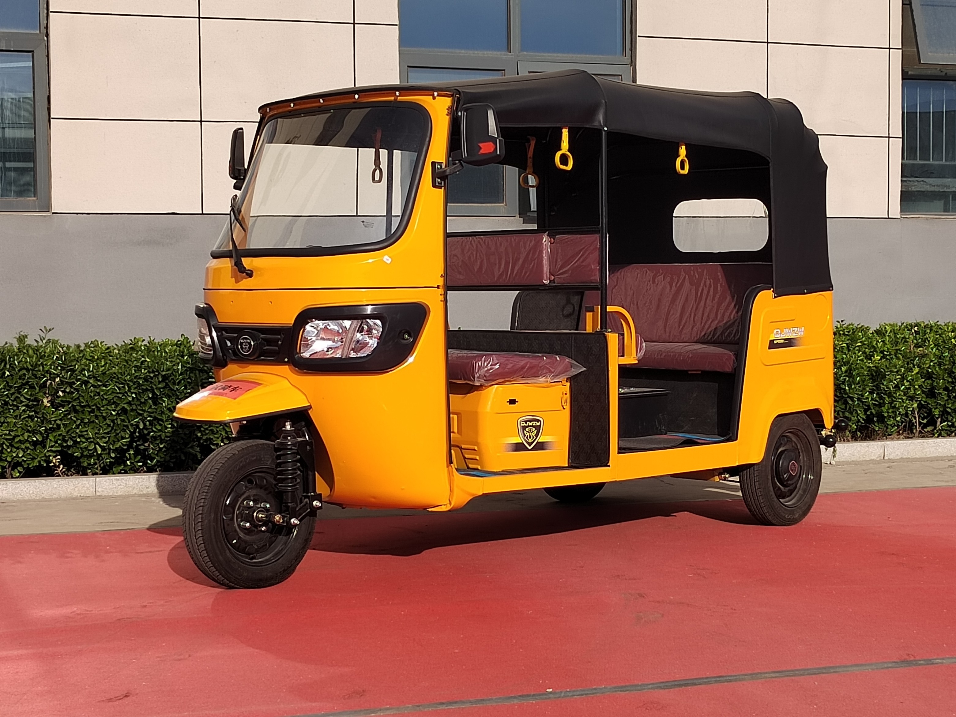 A 1.25-meter double-row Dudu passenger electric vehicle