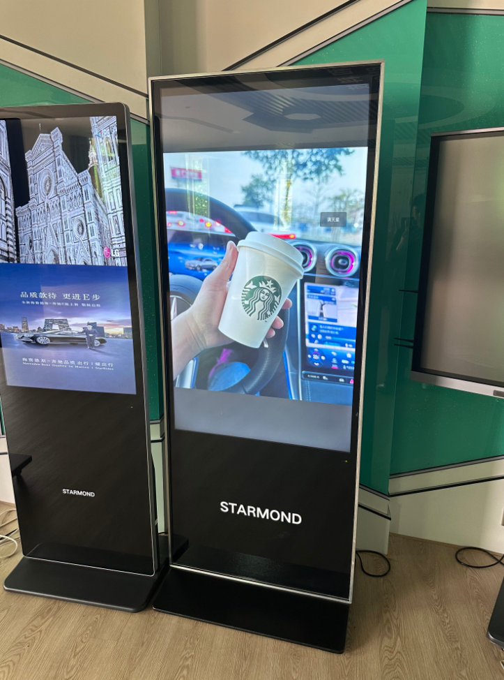 Intelligent split screen advertising machine for multi-media content playback