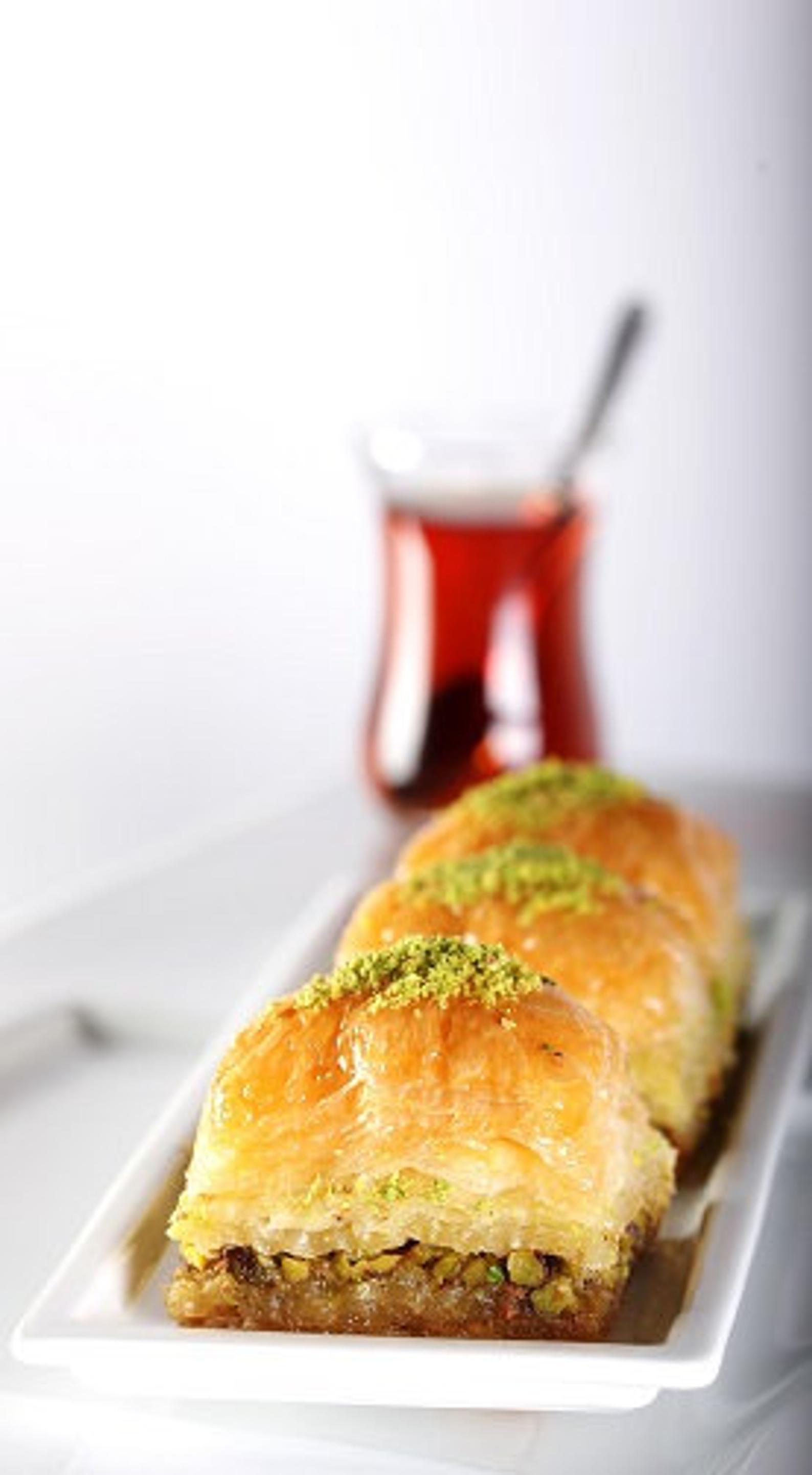 Gulluoglu Assorted Baklava (Pistachio, Walnut, Twisted Pistachio Kadaif and Pistachio Wrap) Total 14pieces (1.1lb - 500gr)