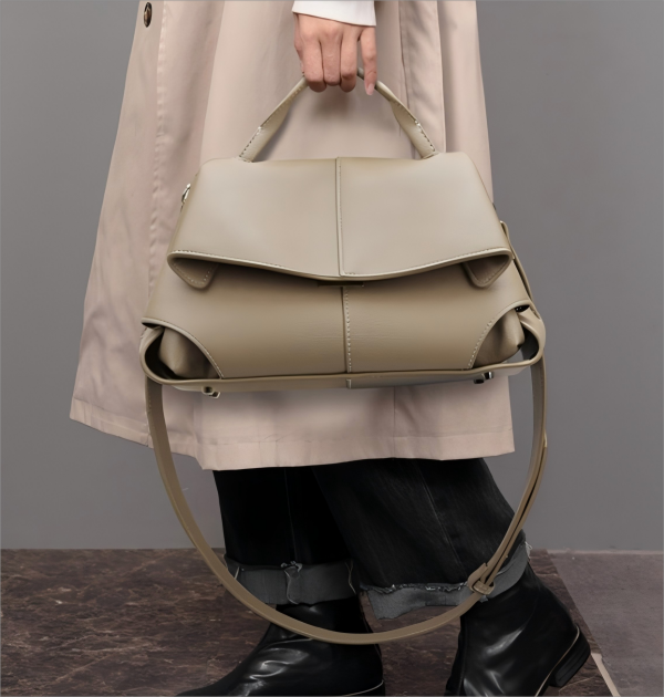 Fashionable, versatile and high-end crossbody bag