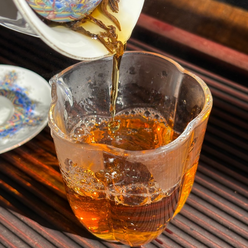 08_Tea_Pouring_Detail_Class1_Grade_Congou_Black_Tea.jpg