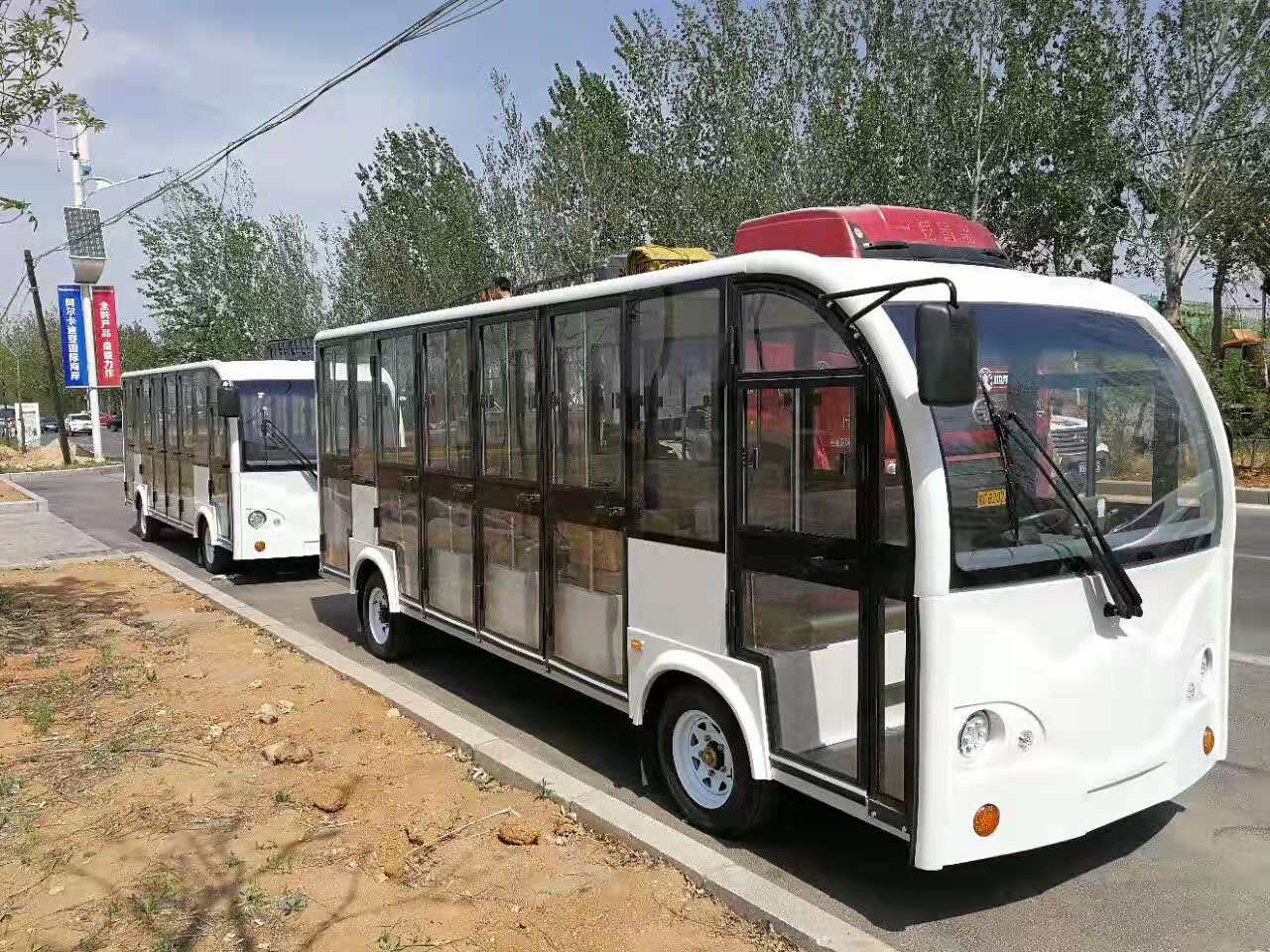 The fullyenclosed electric sightseeing car is very similar in