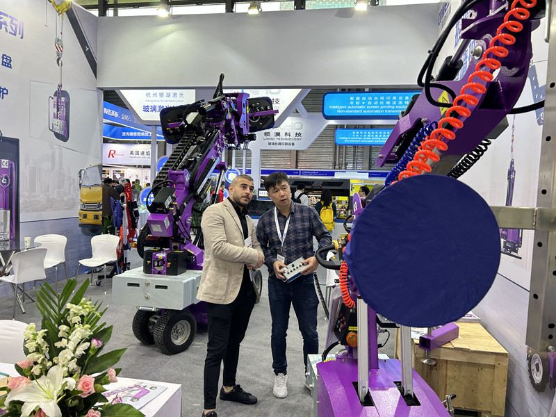 Cowest Machinery Highlighting Innovative Glass Installation Machinery at the China Glass 2024 Exhibition (6)