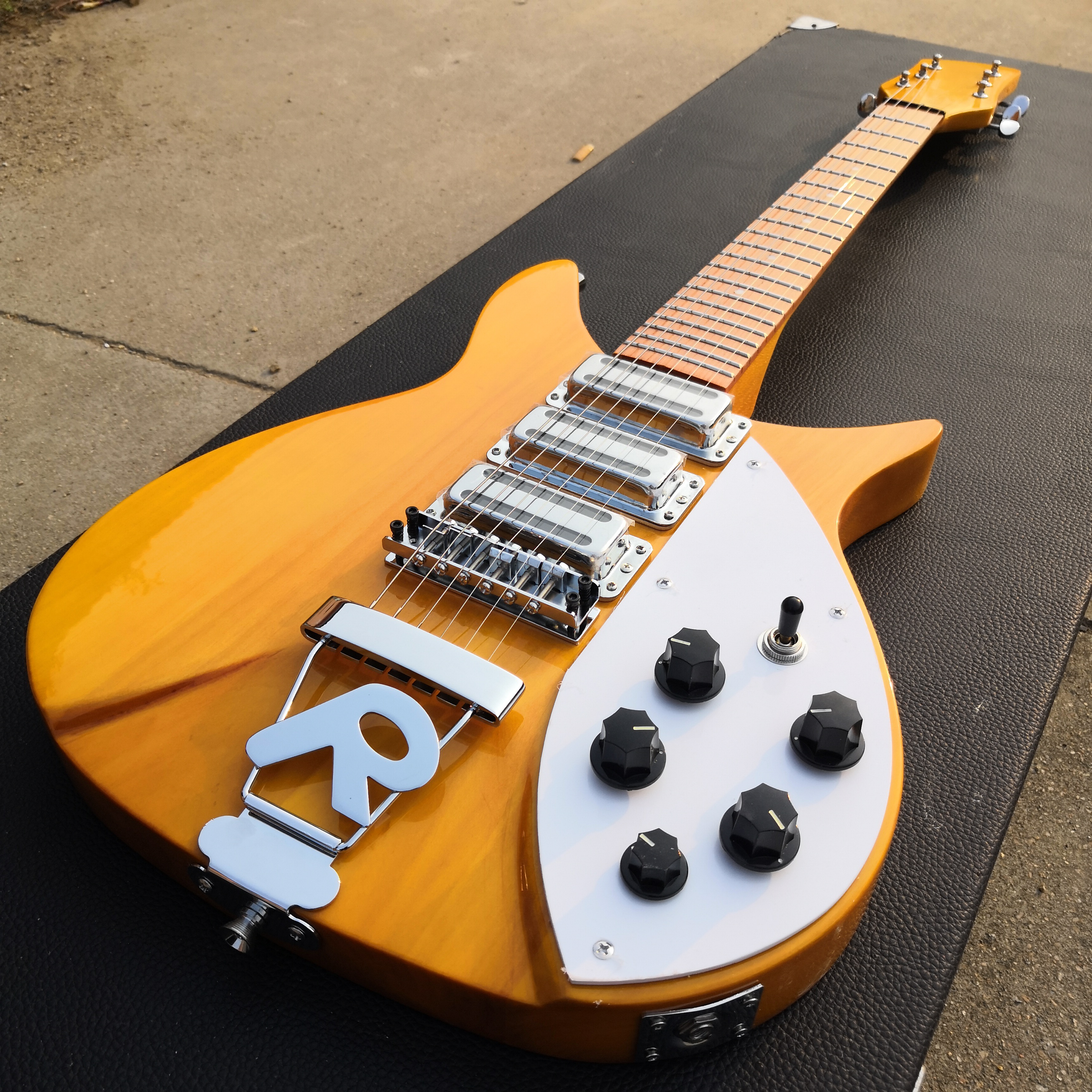 325 electric guitar has varnish on its fingerboard, light yellow paint, 527mm bridge to nut, small double-rocking