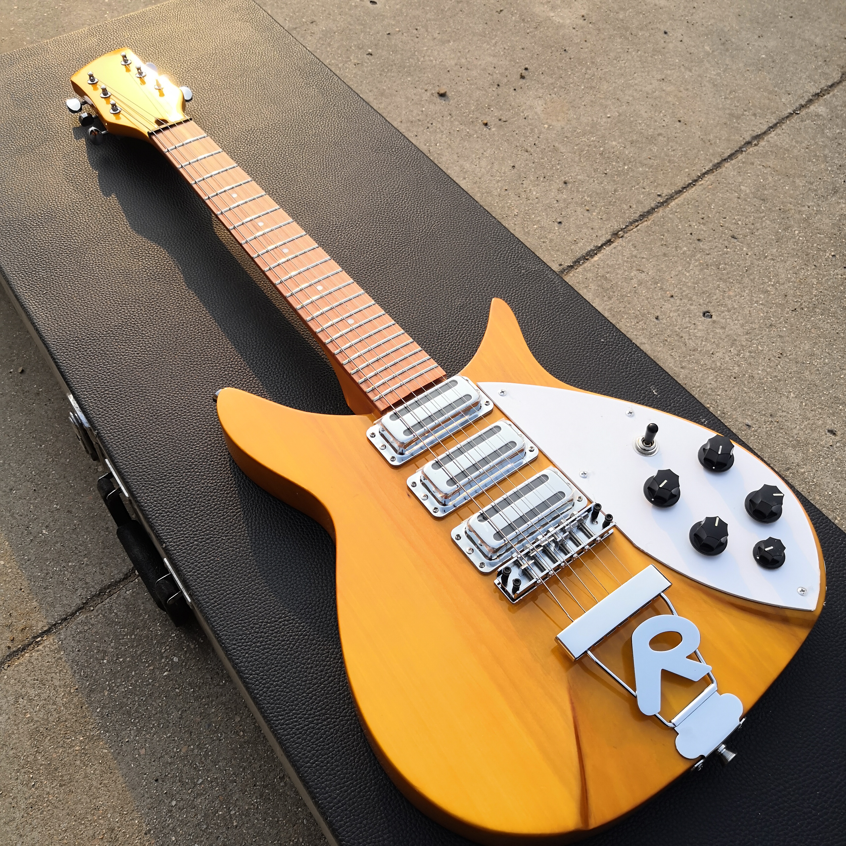 325 electric guitar has varnish on its fingerboard, light yellow paint, 527mm bridge to nut, small double-rocking