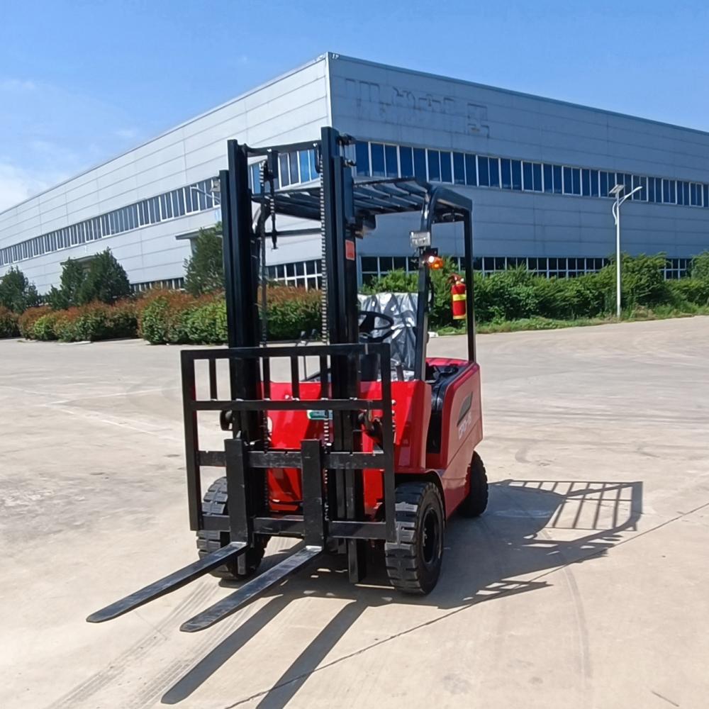 Four wheel drive electric forklift
