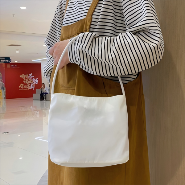 Fashionable and versatile women's handbag