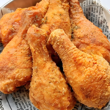 Fried chicken legs wrapped in breadcrumbs