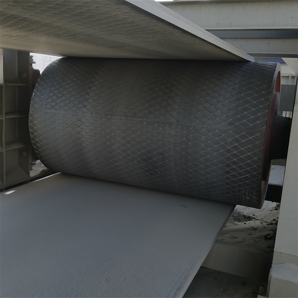 Diamond-shaped rubberized drive rollers