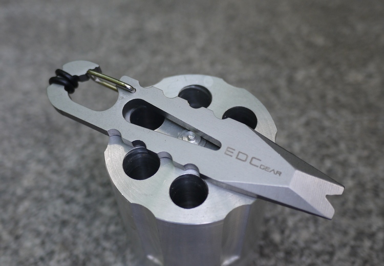 1PC EDC Gear Screwdriver Bottle Opener Mini Crowbar Kit Key Ring Keychain Tool Pendant Outdoor Broken Window SurvivalMulti-tool