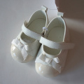 White Soft Sole Baby Leather Shoes With Bowknot