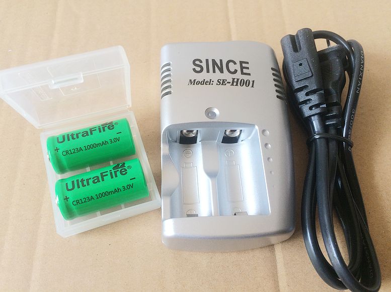 3V CR123A Charger + 4 pcs .. new 3 V 16340 battery , section CR123A Charger