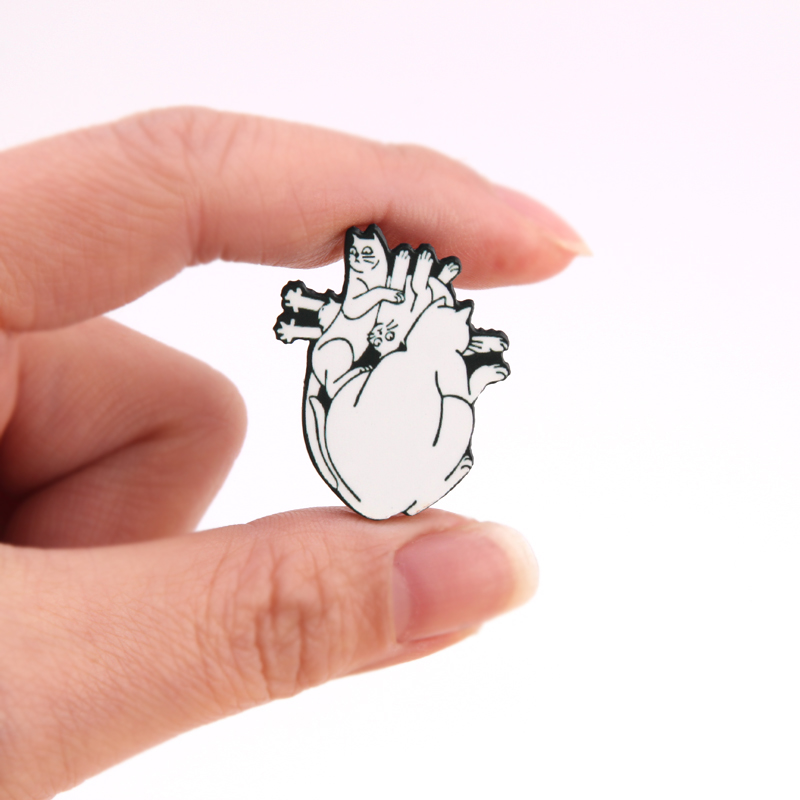 Anatomical Heart Pins Medical Anatomy Brooch Heart Neurology Pins for Doctor and Nurse Lapel Imitate Enamel Pin Bags Badge Gifts