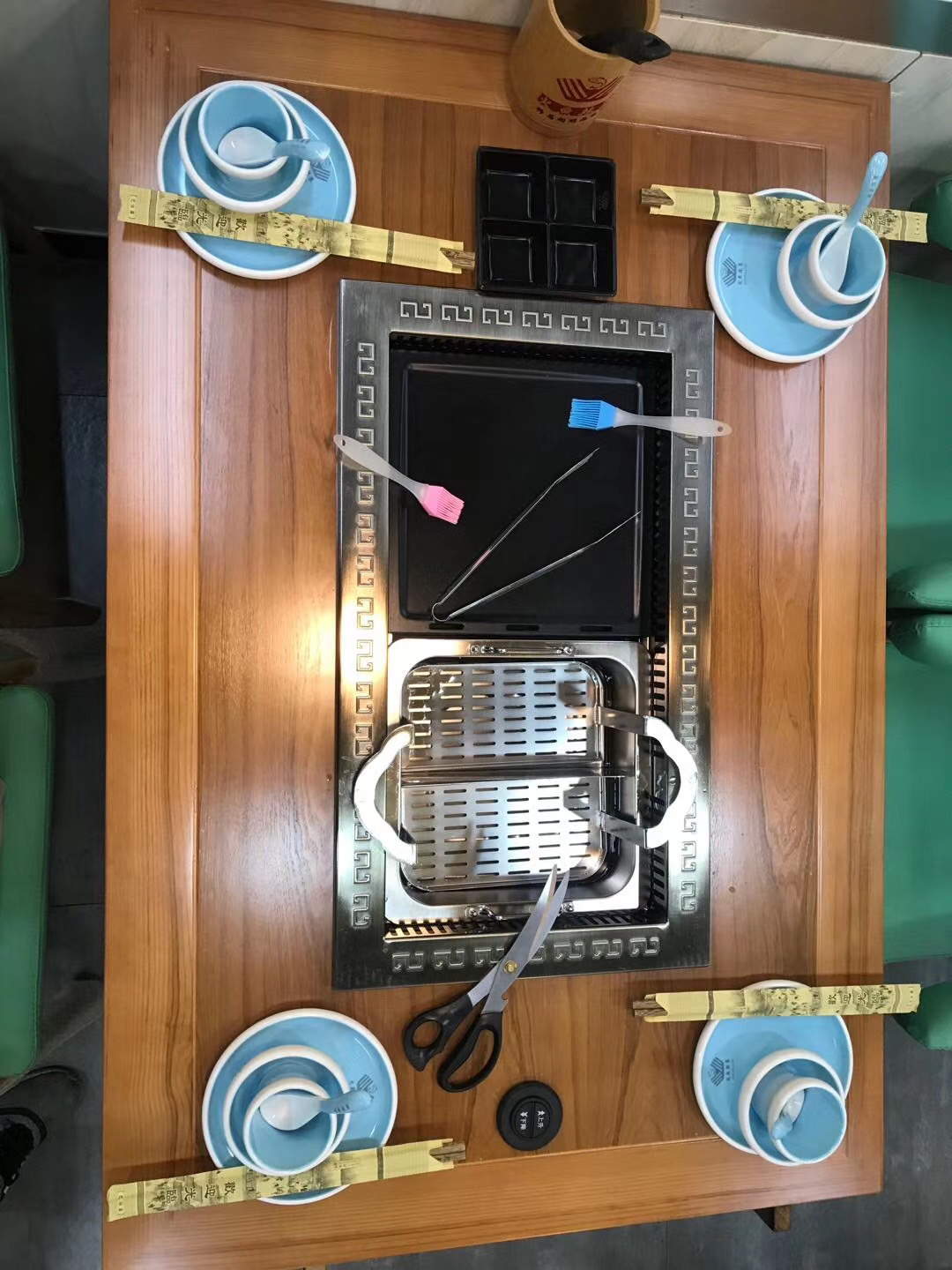 The restaurant has a multi-person hot pot square table