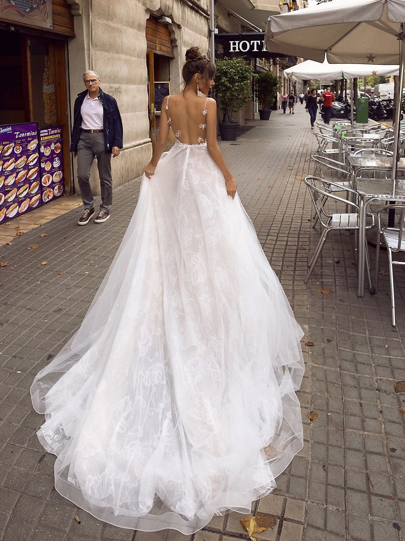 LORIE A Line Backless Wedding Dress 2019 Sexy Spaghetti Straps Bridal Dress 3D Lace Flowers Fairy Beach Wedding Dresses