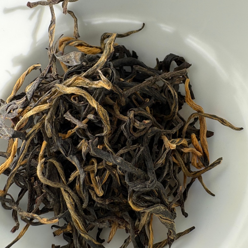 04_Dry_Tea_In_White_Bowl_Organic_Congou_Black_Tea.jpg