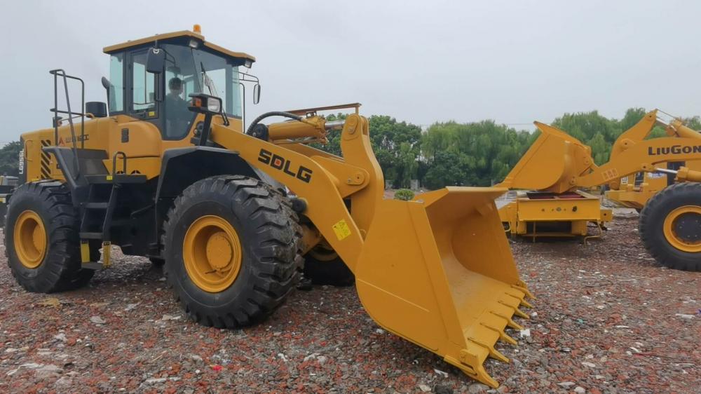 4 wheel drive tractor with front loader LG956