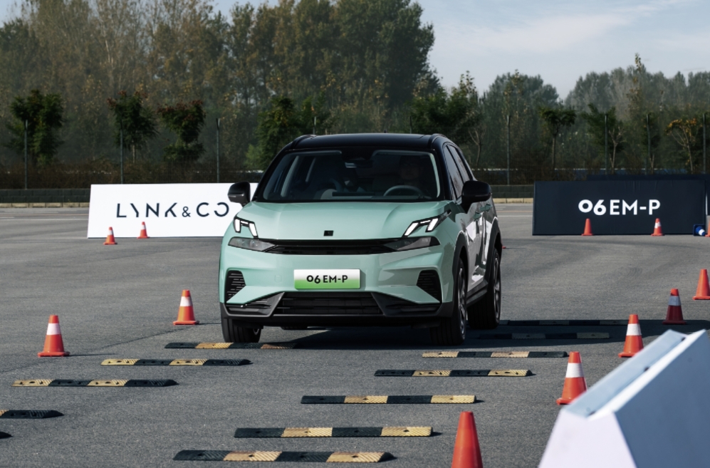 LYNK&CO 06EM-4