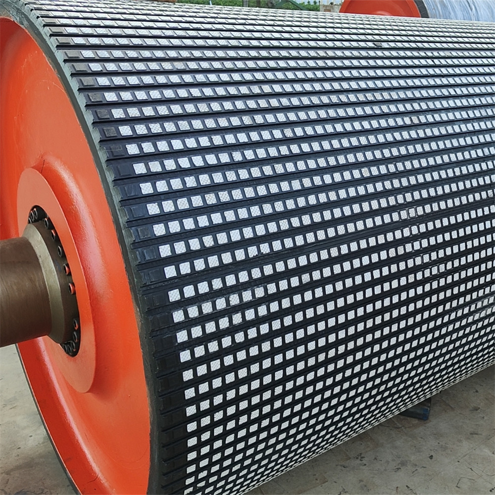 Wear-resistant rubber covering for conveyor