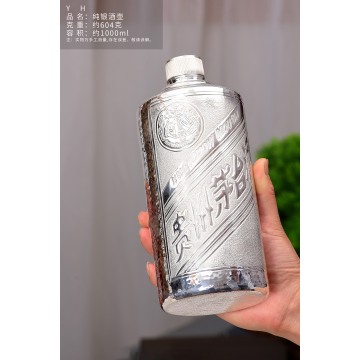 Hammer Patterned Maotai Wine Bottle Elegance in Glass
