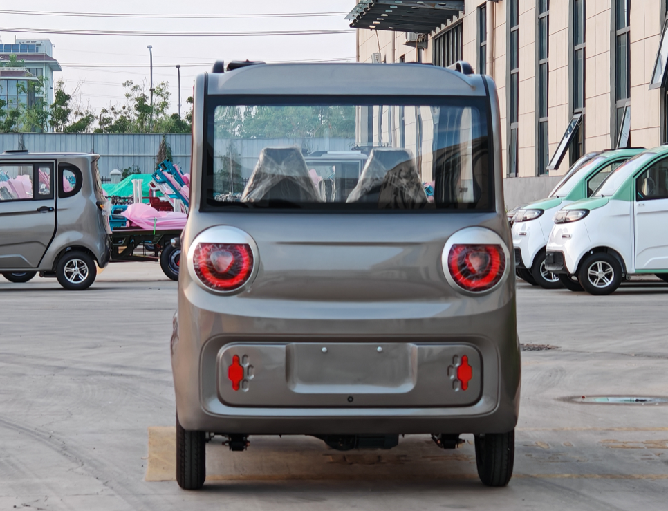 Closed electric four-wheel vehicle