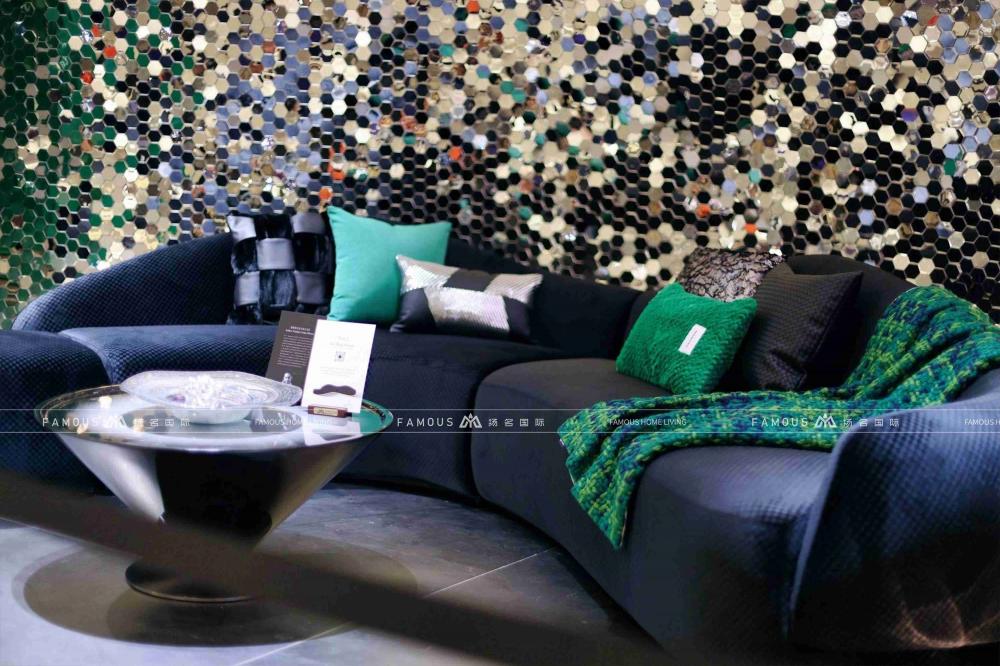 Elegant Black Sectional Couch with Curved Design