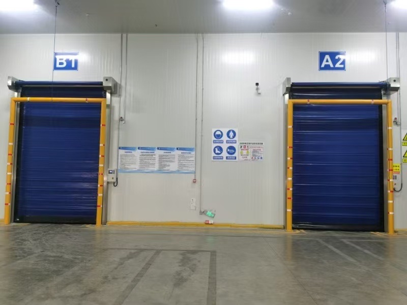 Cold storage zipper door