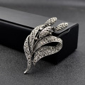 CINDY XIANG Rhinestone Vintage Flower Brooches For Women Elegant Fashion Winter Pin 2 Colors Available High Quality