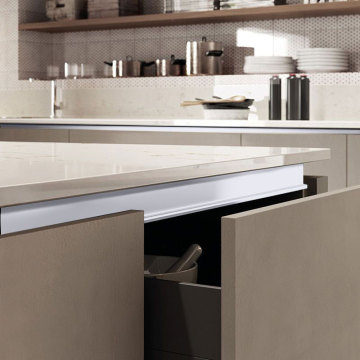 Handle-free aluminum profiles for base cabinets