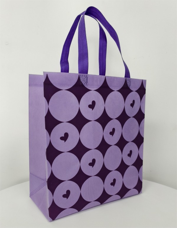 Young people like non-woven shopping bags