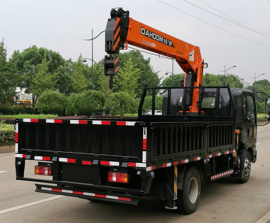 Light Cargo Truck 4 ton small mounted crane