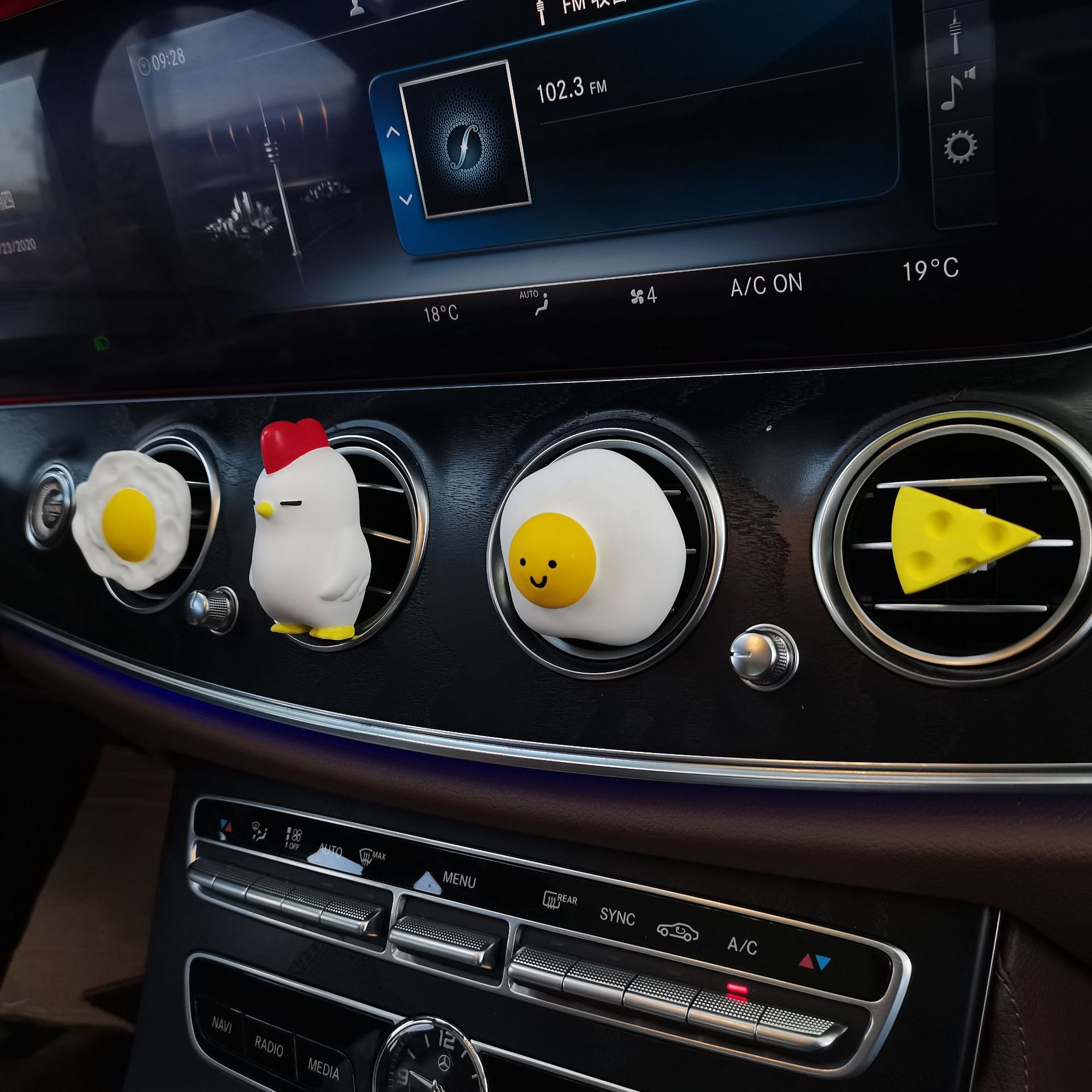 Car Air Outlet Aromatherapy Chicken Poached Egg Car Air Conditioning Air Outlet Clip Cartoon Diffuser Stone New Car Supplies