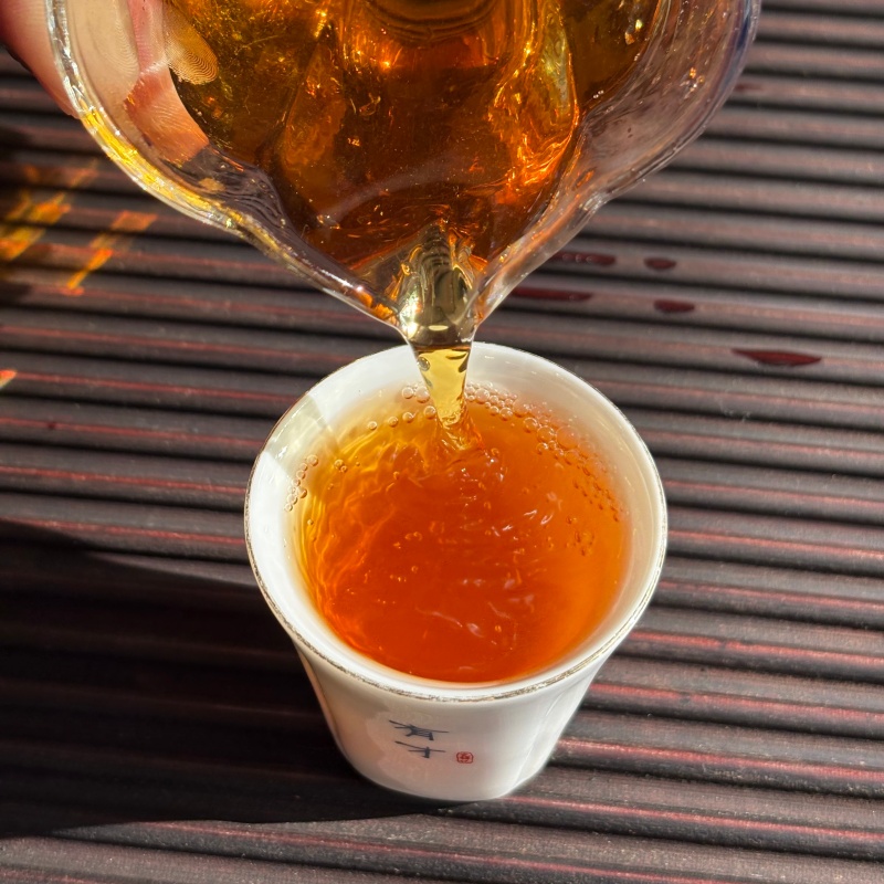 11_Rich_Red_Tea_Liquor_Pouring_Organic_Congou_Black_Tea.jpg
