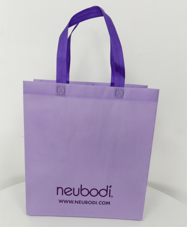 Young people like non-woven shopping bags