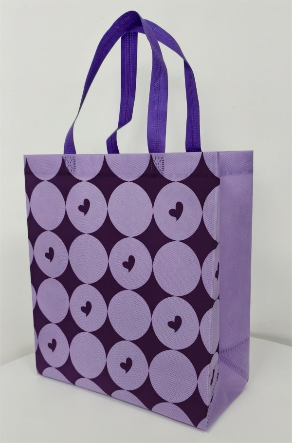 Young people like non-woven shopping bags